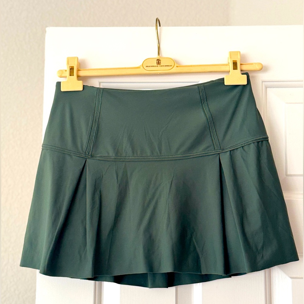 Lululemon Skirt 13” , Green color, Size 6, Great Condition